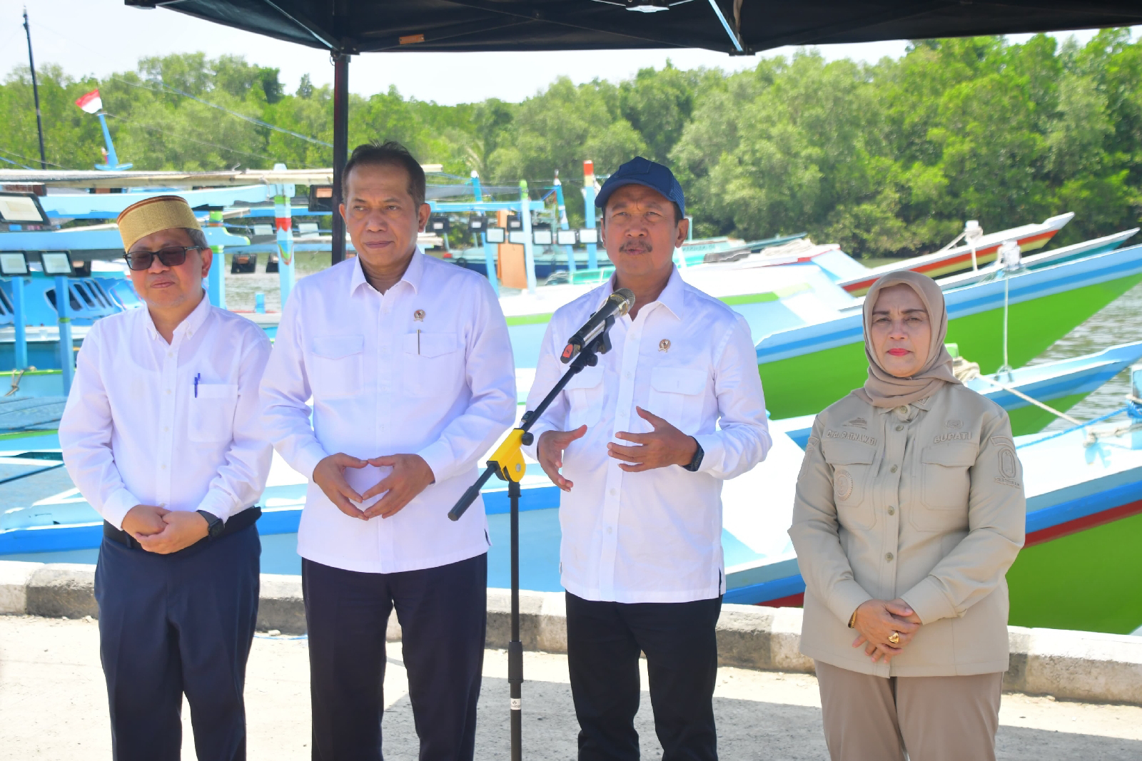 Menteri KP Sakti Wahyu Trenggono bersama Menkop Ferry Juliantono dan Bupati Sinjai Hj. Ratnawati Arif memberikan keterangan pers di KNMP Tongke-Tongke