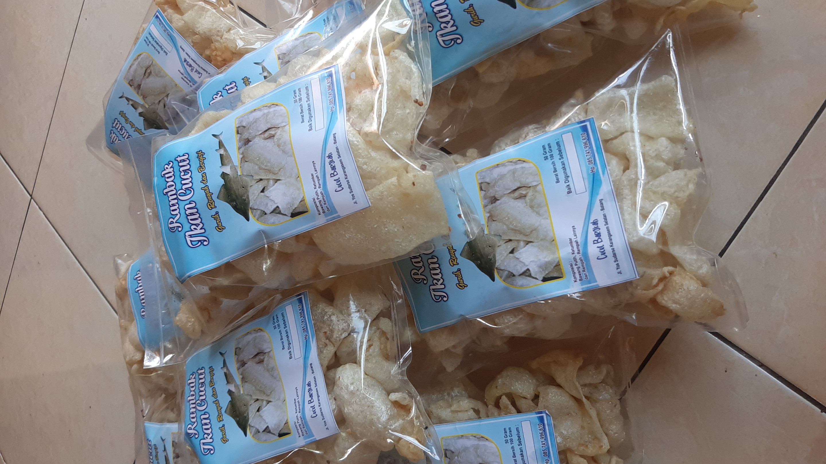 Sedia kerupuk rambak ikan